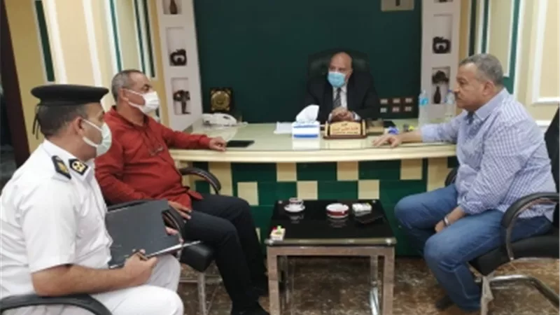 أبو العزايم يبحث مشروع تسكين الباعة الجائلين بالسوق الحضرى بالأقصر