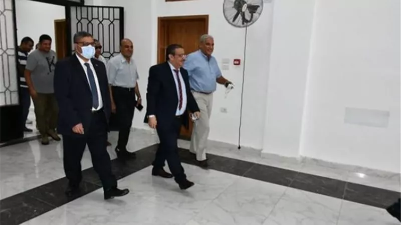 رئيس جامعة القناة يتفقد إستعدادات كلية الآداب لإستقبال ٢٨٠٠ طالب بالفرقه الأولى