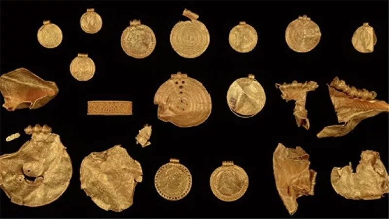 عالم آثار يعثر على كنوز ذهبية فريدة عمرها 1500 عام