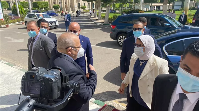بالصور .. وزيرة الصحة تصل جامعة القاهرة لتفقد نقاط التطعيم
