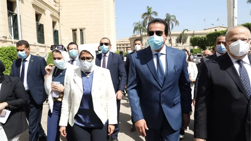 وزيرا الصحة والتعليم العالي يتفقدان نقاط تطعيم الطلاب والعاملين بلقاح فيروس كورونا بجامعة القاهرة