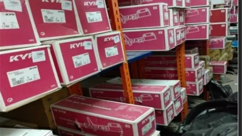 ضبط قطع غيار سيارات مجهولة المصدر داخل مخزن بالقاهرة