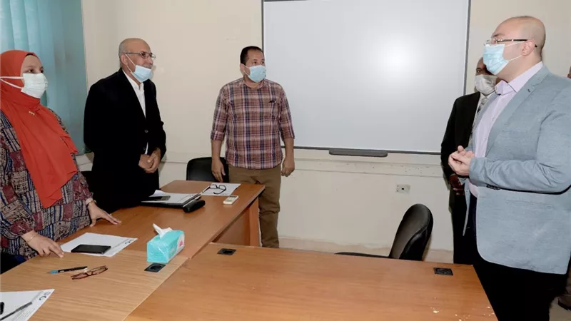 محافظ بني سويف يتفقد اختبارات المتقدمين لمدرسة مياه الشرب والصرف الصحي