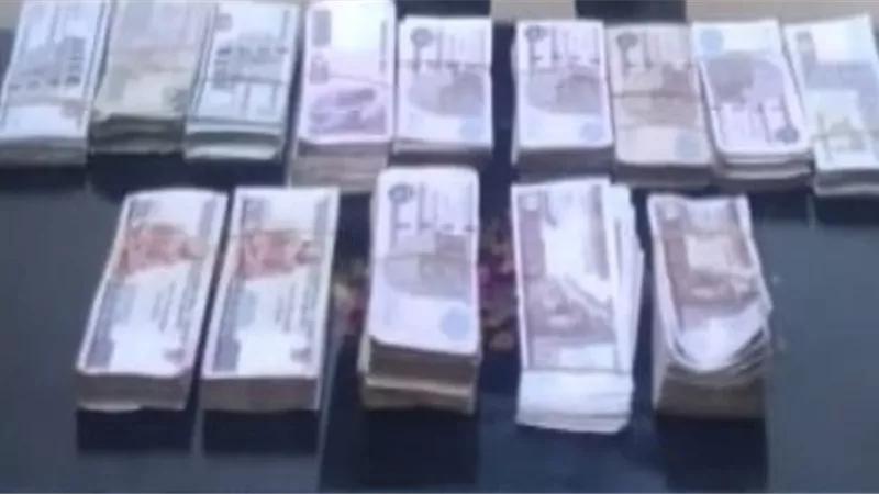 بأسلوب كسر الزجاج.. ضبط عاطل لسرقته مبلغ مالى من داخل سيارة بالقاهرة