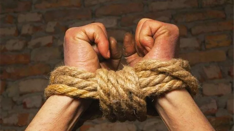 تعانى مرضا نفسيا .. الامن يكشف ملابسات قيام أخ بتقييد شقيقته بالسلاسل منذ 20 عاماً .. بقنا