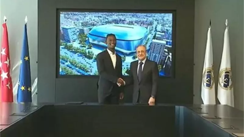 كامافينجا يوقع عقود انتقاله لريال مدريد رسميا