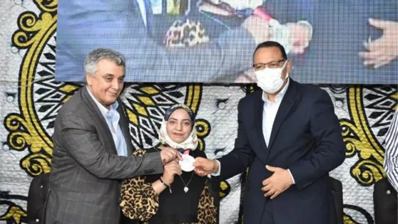 غراب يكرم بطلة العالم فى رفع الاثقال