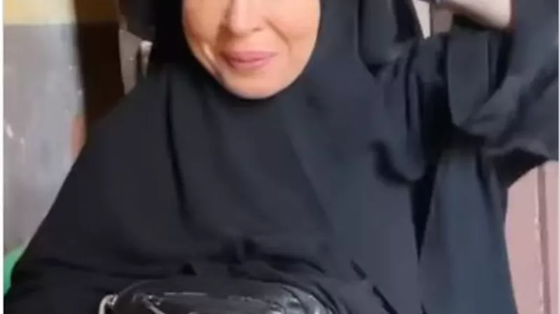 كلاكيت تانى مرة.. الراقصة دينا تثير الجدل بالنقاب.. فيديو