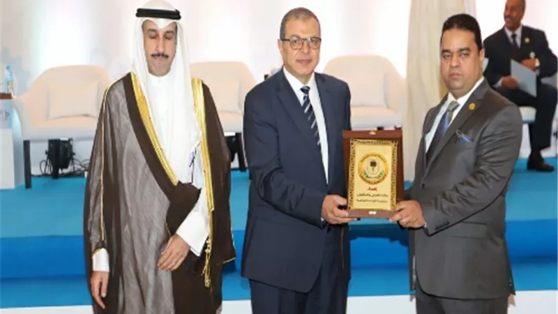 دروع تكريم لوزير القوى العاملة ومدير العمل العربية