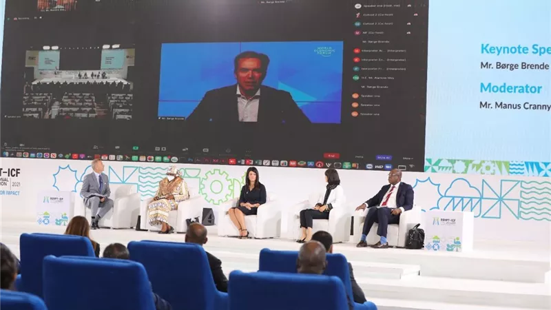 رئيس المنتدى الاقتصادي العالمي يشيد بإصلاحات مصر
