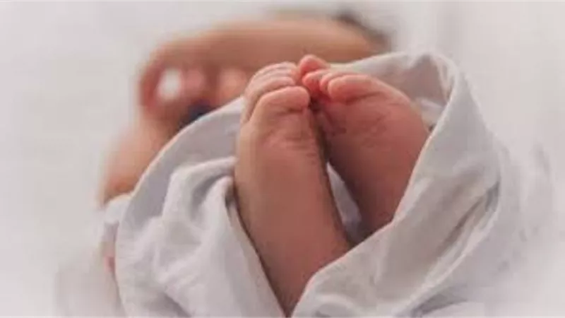 عاملة تنحر رضيعها بعد الولادة مباشرة