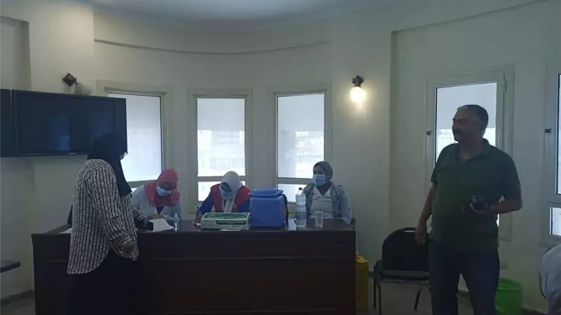 موظفى حي شمال بالغردقة يتلقون لقاح كورونا المستجد كوفيد-١٩