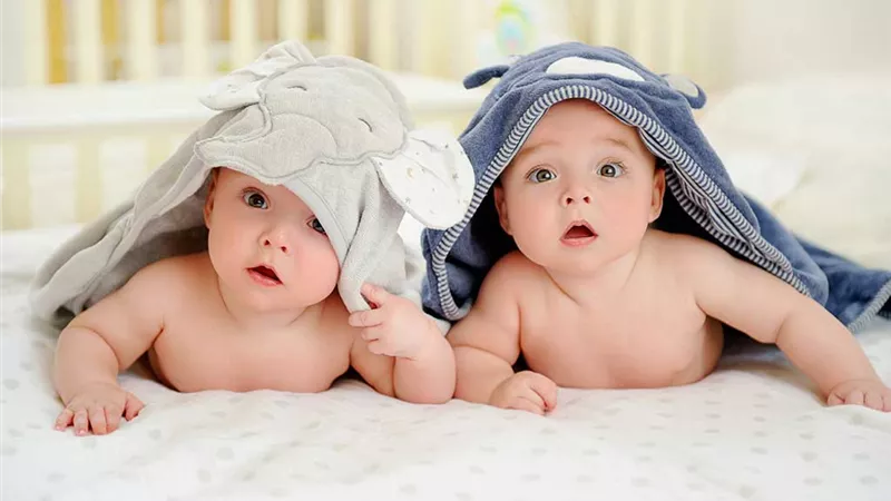 فتاة تكتشف أن شقيقها الأكبر منها بعامين هو توأمها