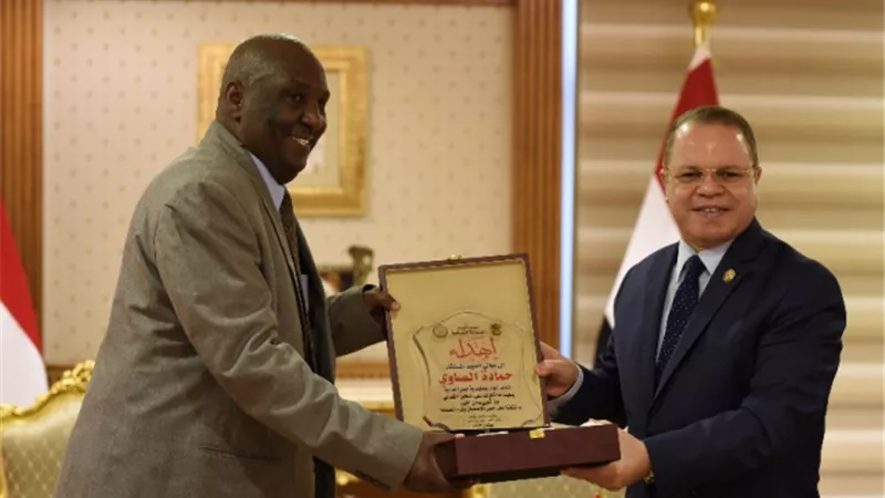النائب العام يستقبل نظيره السوداني بمكتبه بالقاهرة