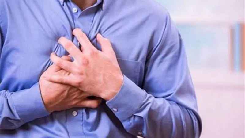 كيف نفرق بين آلام الصدر والقلب؟ طبيب روسى يجيب