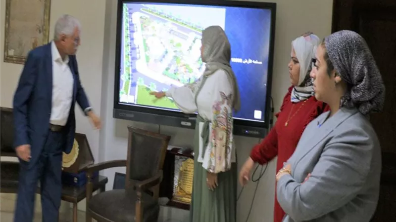 فوده يستعرض تصميماً لمقترح انشاء حديقة الطفل بطور سيناء