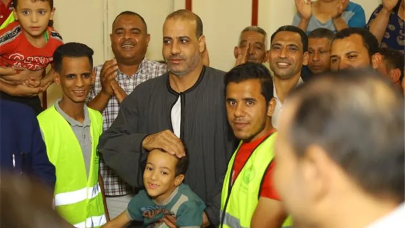 مستقبل وطن أسيوط يقدم هدية الرئيس للطفل المخطوف وأسرته بساحل سليم.. بالصور
