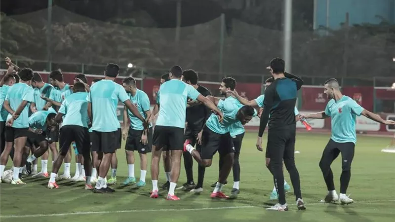 لاعبو الأهلي يستقبلون الوافدين الجدد على طريقتهم الخاصة