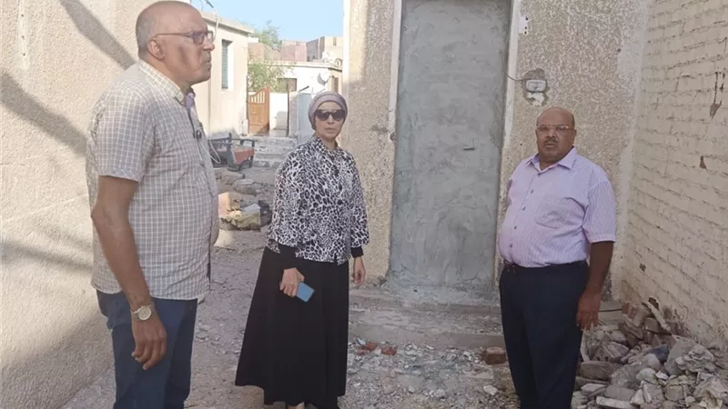 إزالة التعديات ورفع الإشغالات من الشوارع والطرق الداخلية بمنطقة الكيلو 1 بسفاجا