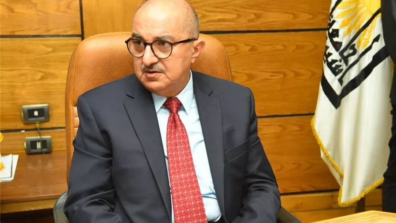 رئيس جامعة أسيوط يعلن عن إصداره قراراً بصرف مبلغ 1800 جنيه لكافة العاملين بالجامعة