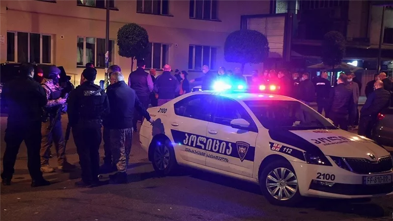 مسلح يحتجز 15 رهينة داخل مصرف في جورجيا