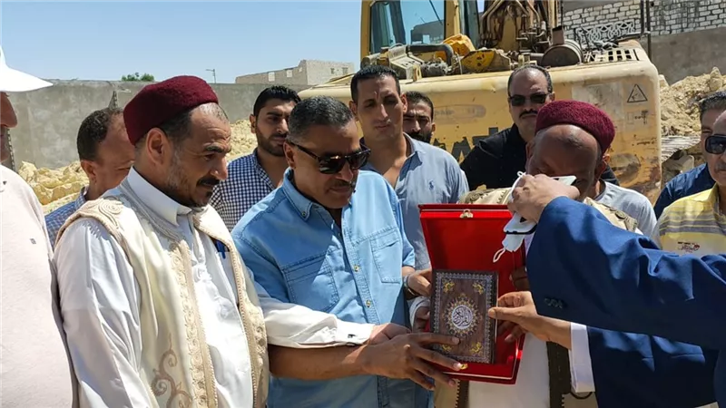 رئيس شركة مياة الشرب بمطروح يرافق المحافظ في زيارة احد مشروعات مبادرة حياة كريمة بسيوة