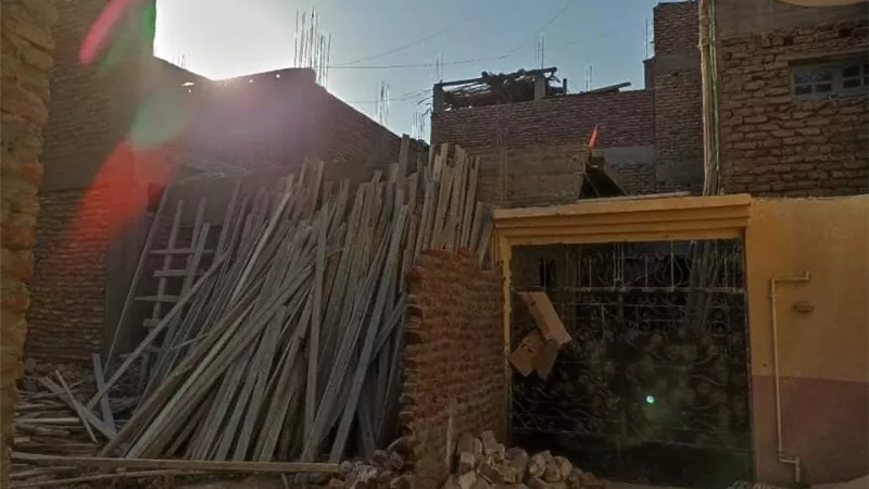 إيقاف اعمال بناء مخالف بالكرنك شمال مدينة الأقصر