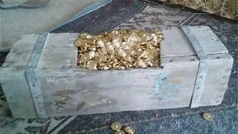 رجل يعثر على كنز من الذهب التاريخي باستخدام جهاز كشف المعادن