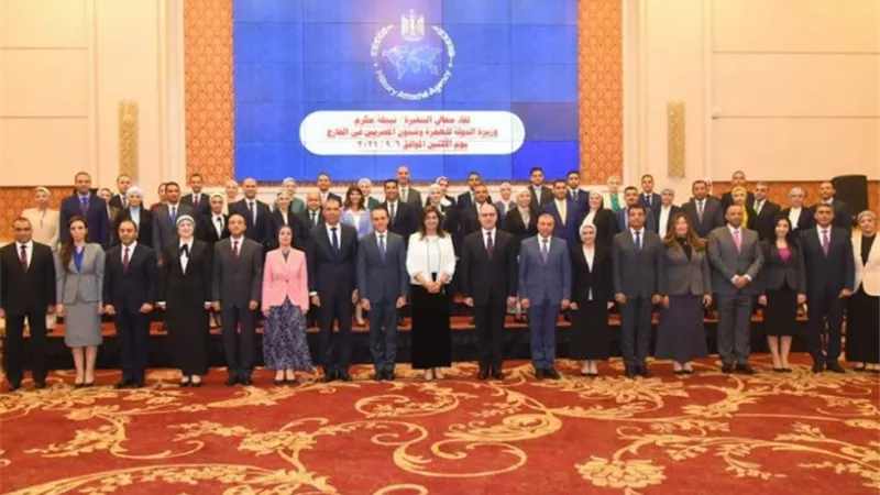 وزيرة الهجرة تلتقي بالضباط المرشحين للعمل بالتمثيل الدبلوماسي العسكرى