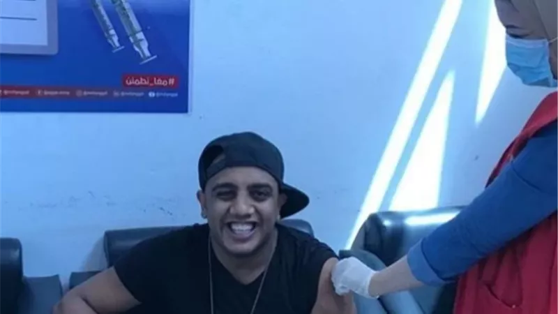 أنا مش خايف خالص.. أوس أوس يتلقى الجرعة الأولى من لقاح كورونا