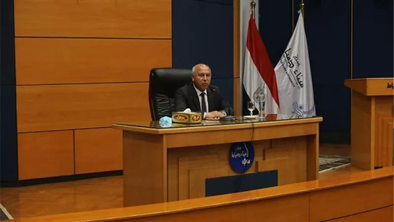وزير النقل يلتقى العاملين بميناء دمياط