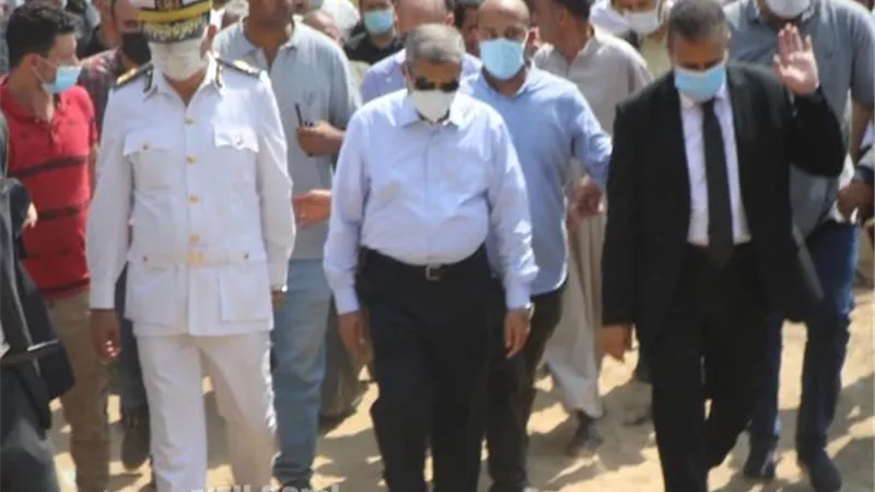 محافظ المنوفية يتقدم جنازة رجل الأعمال 