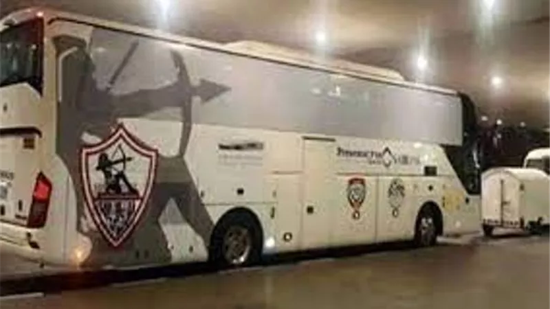 حافلة الزمالك تصل صالة حسن مصطفى استعدادا لمواجهة الاهلى فى السوبر الافريقى