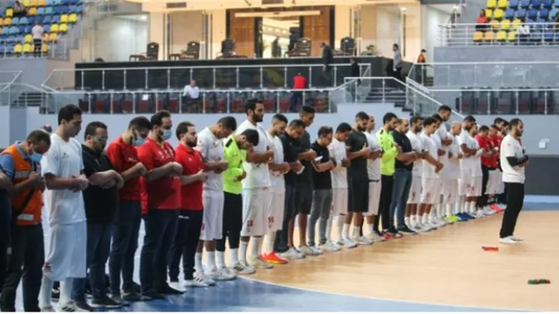 صلاة المغرب تجمع لاعبي الزمالك و الأهلي قبل السوبر الإفريقي لكرة اليد