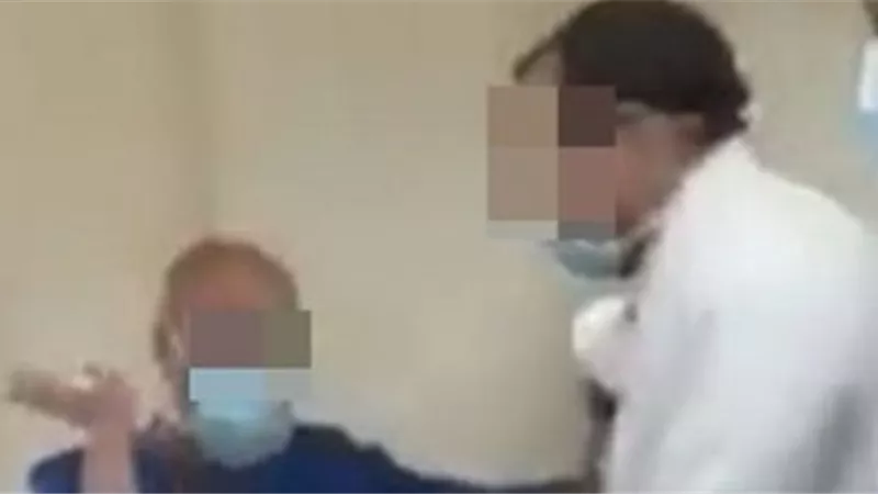بعد قرار النائب العام.. «الأطباء» تنتفض وتحيل «طبيب واقعة السجود» للتحقيق