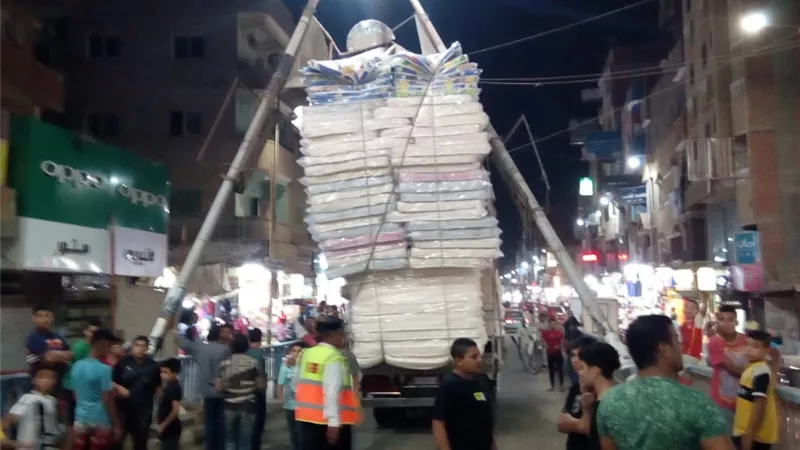 حمولة المراتب كادت تحدث حريقاً هائلاً بالباجور .. إقتلعت يافظة وعامودين كهرباء على الكوبرى وسط المدينة