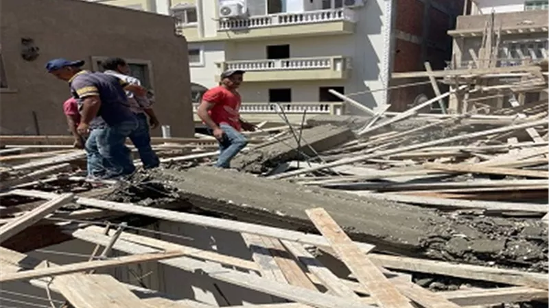 حملات مستمرة لازالة مخالفات البناء بحى شرق وغرب اسيوط