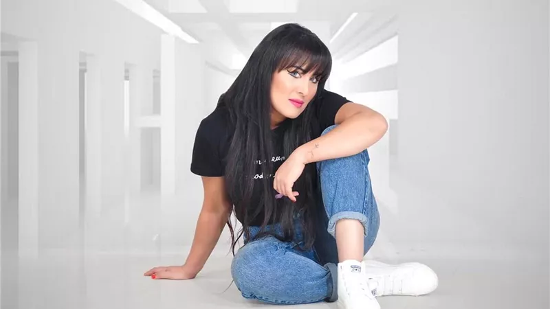 نجمة the voice رنا عتيق تطرح كليب