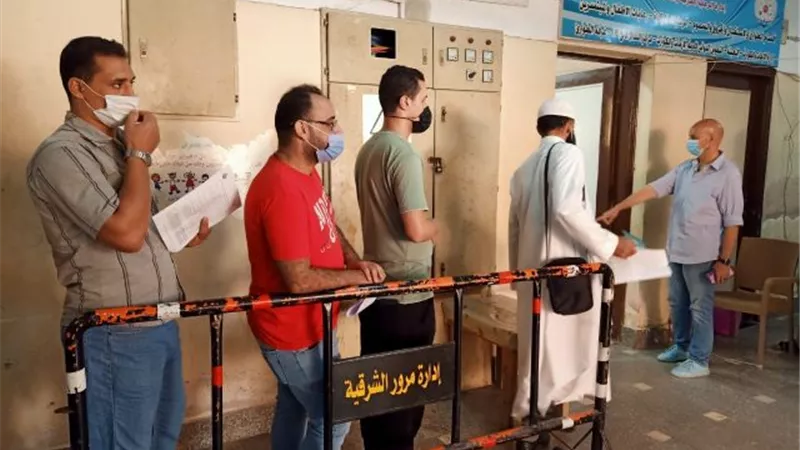 وكيل الصحة بالشرقية يتابع تطعيم المواطنين المسافرين بلقاح كورونا.. بالصور