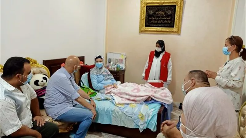 وكيل الصحة بالشرقية يتوجه لفاقوس لتطعيم صيدلانية وجدتها بلقاح كورونا بمنزلها.. بالصور