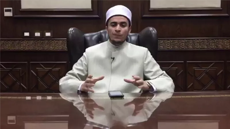 ما حكم دفن المرأة مع زوجها في نفس القبر
