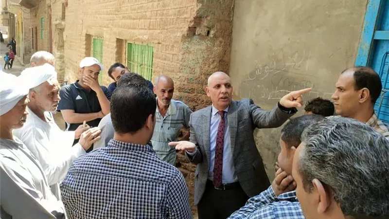 استجابة لشكوى المواطنين.. رئيس مياه قنا بنجع النوافلة قرية أولاد عمرو