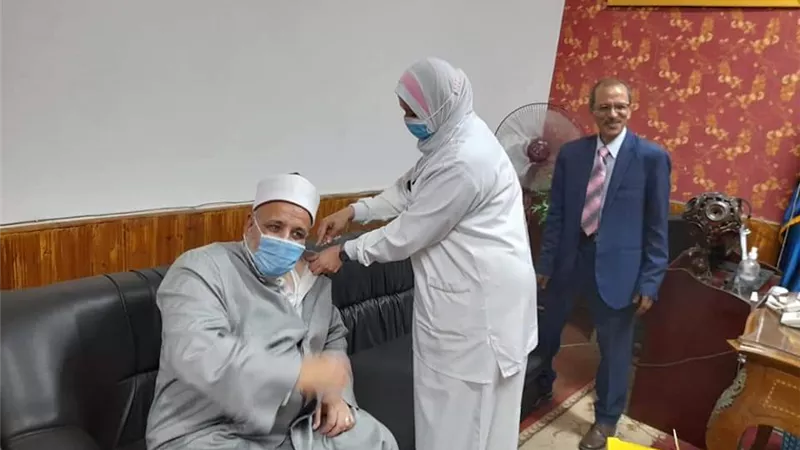 مدير الأزهر بالقليوبية : تطعيم جميع العاملين بالمعاهد الازهريه قبل بداية العام الدراسي