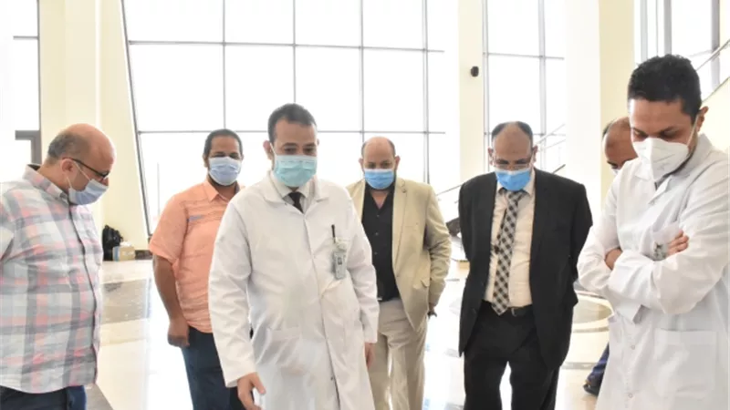 قيادات كلية الطب بجامعة جنوب الوادى يزرون مستشفي شفاء الاورمان لعلاج الاورام بالمجان