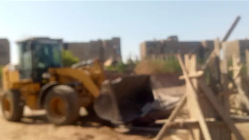 رصد وإزالة حالة تعدى بالبناء على ارض زراعية دون ترخيص بارمنت جنوب غرب الأقصر
