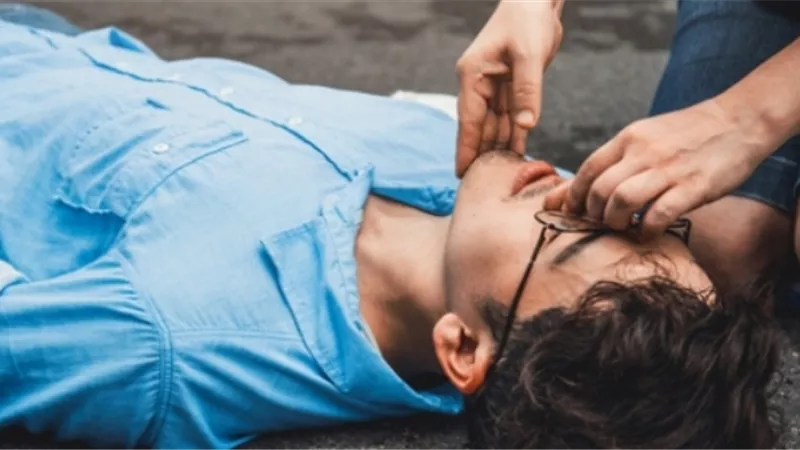 خطوات علاج حالات الاختناق وبلع اللسان.. فيديو