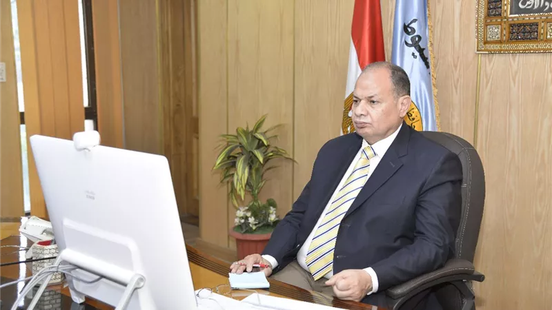 محافظ أسيوط يستعرض الجهود المبذولة في تطعيم المواطنين ضد كورونا