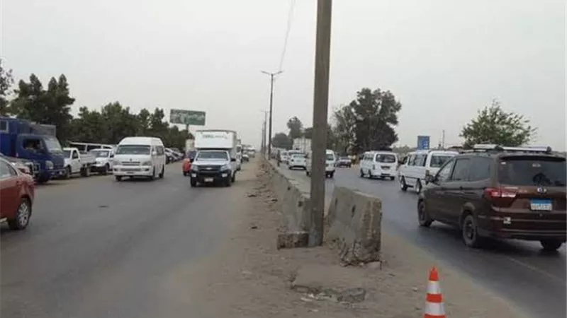 عودة الحركة للطريق الزراعي بعد رفع أثار حادث تصادم بمدخل بنها