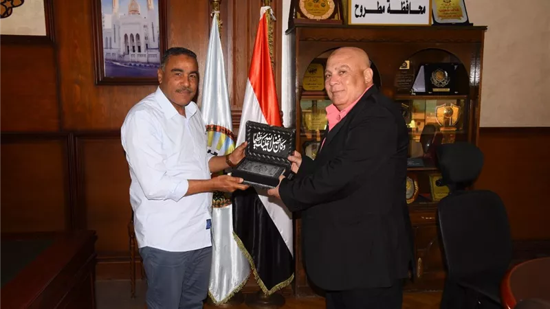 محافظ مطروح يكرم مدير فرع الابنيه التعليمية لنقله للفيوم