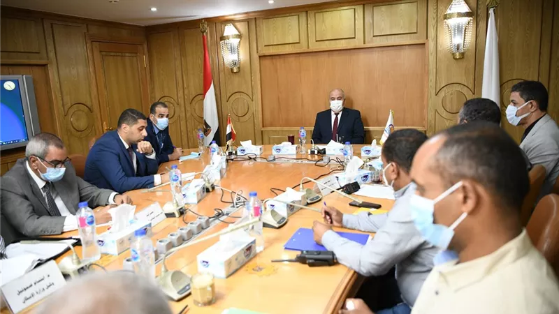 محافظ قنا يتابع تنفيذ المشروعات الاستثمارية